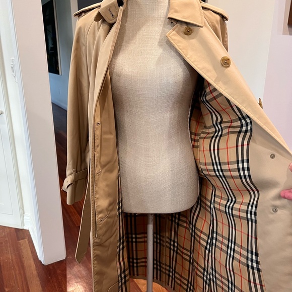 Burberry Vintage Tan Trench Coat with Belted Waist and Mid-Calf Length - Picture 8 of 10